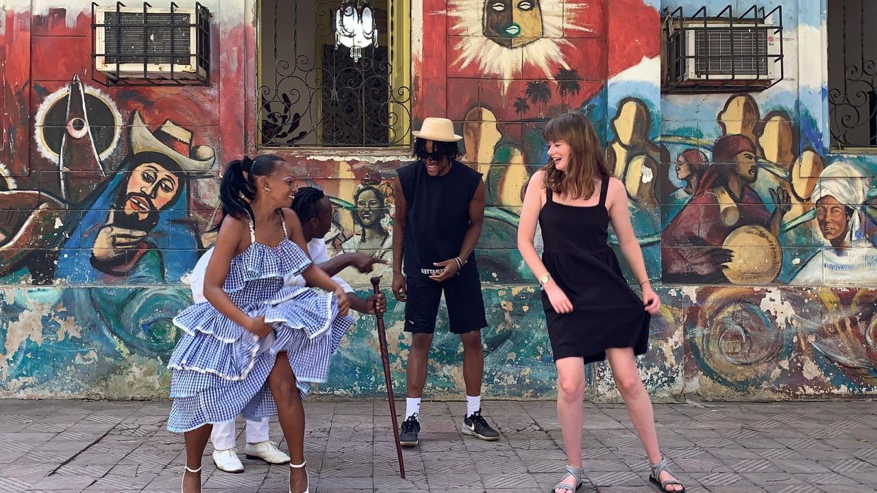 女人在街上跳舞